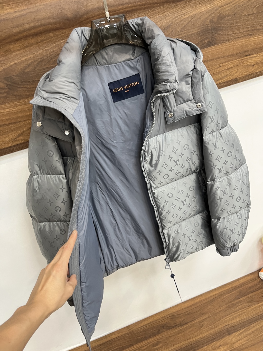 LV 高仿Monogram羽絨外套亮灰拼接設計 冬季防風保暖款｜歐美奢侈品精品推薦