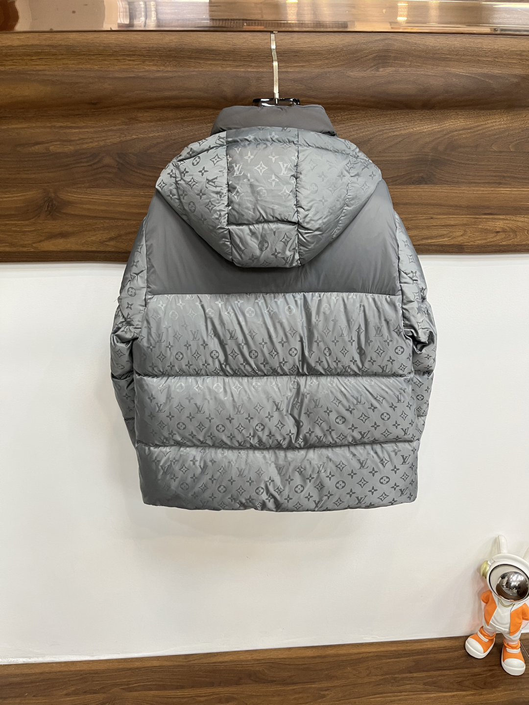 LV 高仿Monogram羽絨外套亮灰拼接設計 冬季防風保暖款｜歐美奢侈品精品推薦