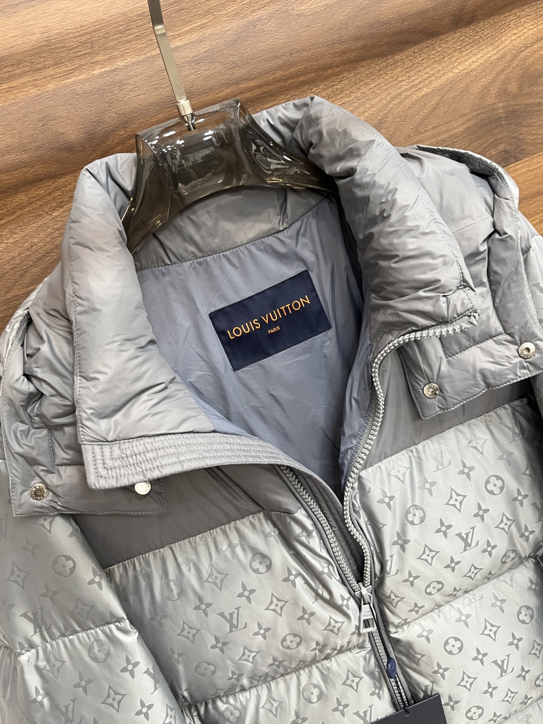 LV 高仿Monogram羽絨外套亮灰拼接設計 冬季防風保暖款｜歐美奢侈品精品推薦