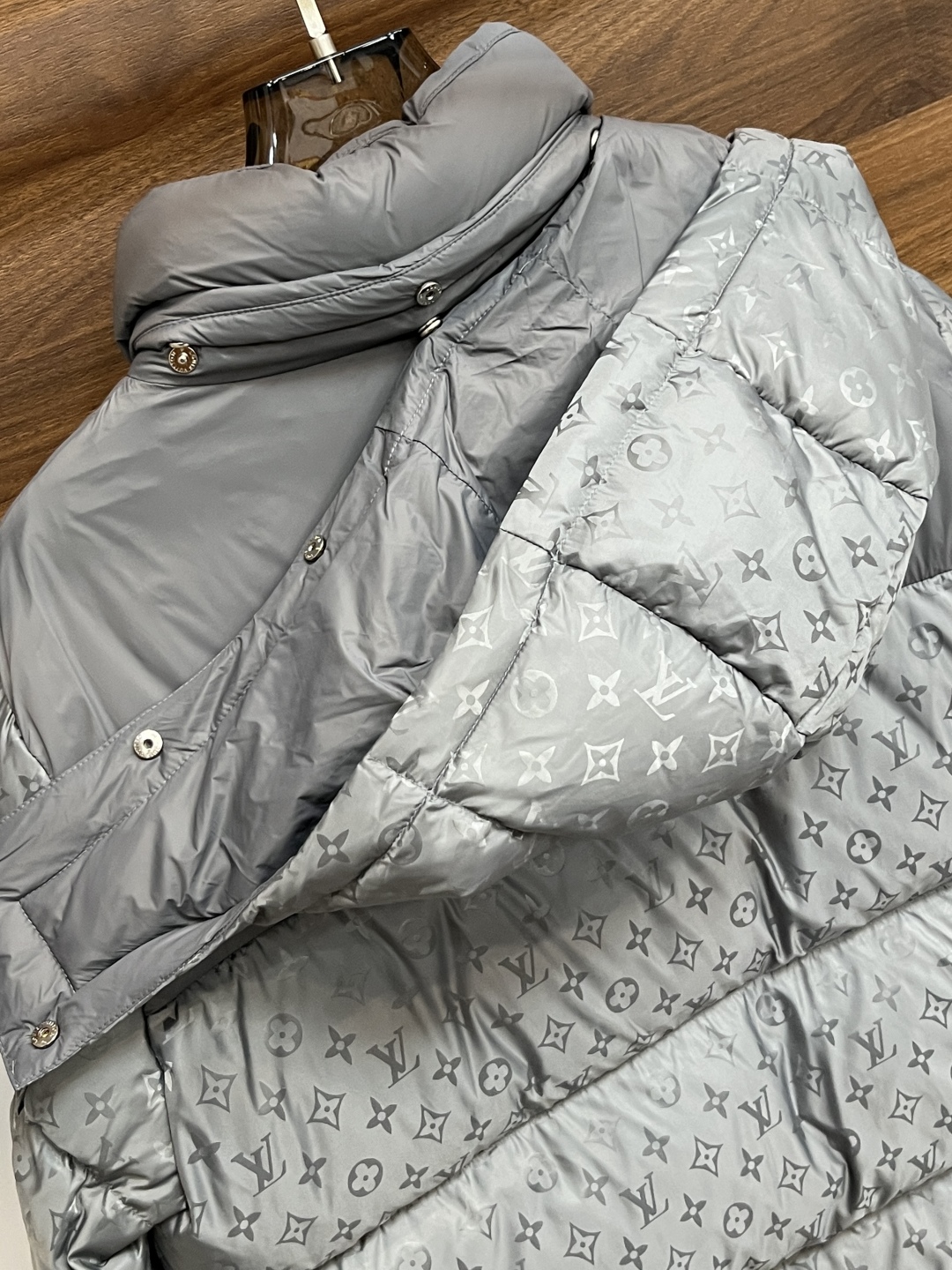 LV 高仿Monogram羽絨外套亮灰拼接設計 冬季防風保暖款｜歐美奢侈品精品推薦