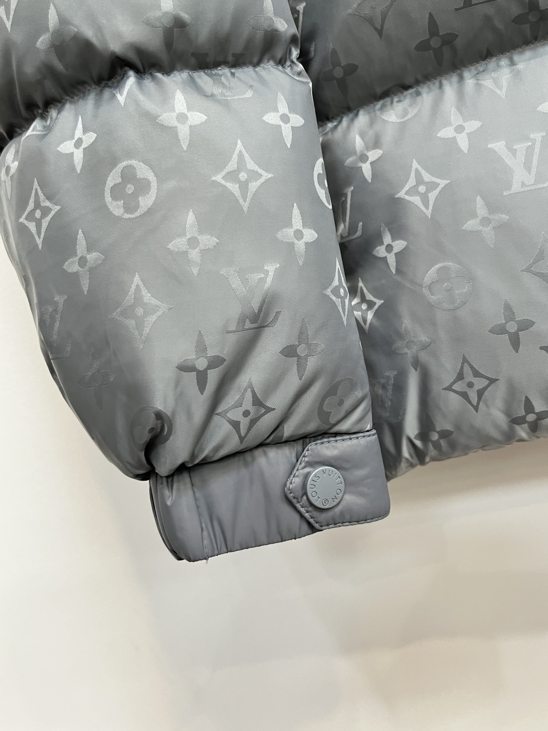 LV 高仿Monogram羽絨外套亮灰拼接設計 冬季防風保暖款｜歐美奢侈品精品推薦