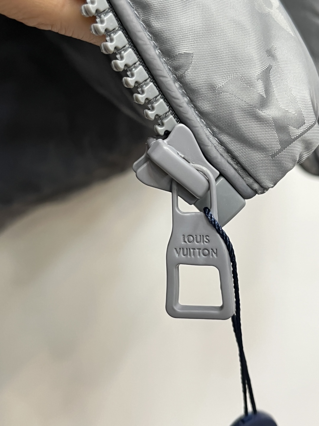 LV 高仿Monogram羽絨外套亮灰拼接設計 冬季防風保暖款｜歐美奢侈品精品推薦