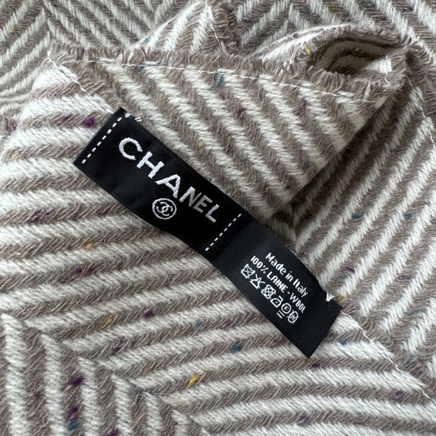 Chanel高仿羊毛斜紋圍巾米駝色流蘇設計秋冬百搭款｜歐美奢侈品精品推薦