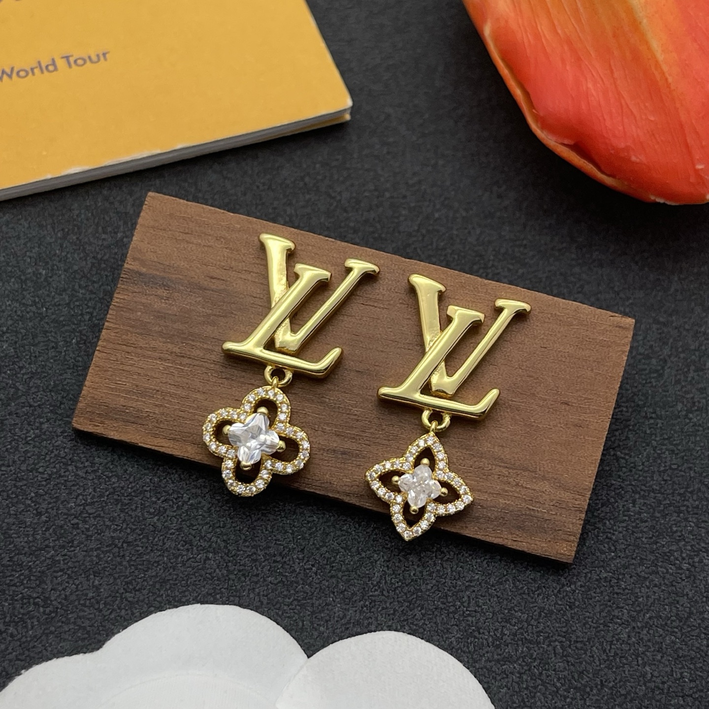 LV金色花形耳環 高仿閃鑽精品吊墜款｜歐美奢侈品精品推薦