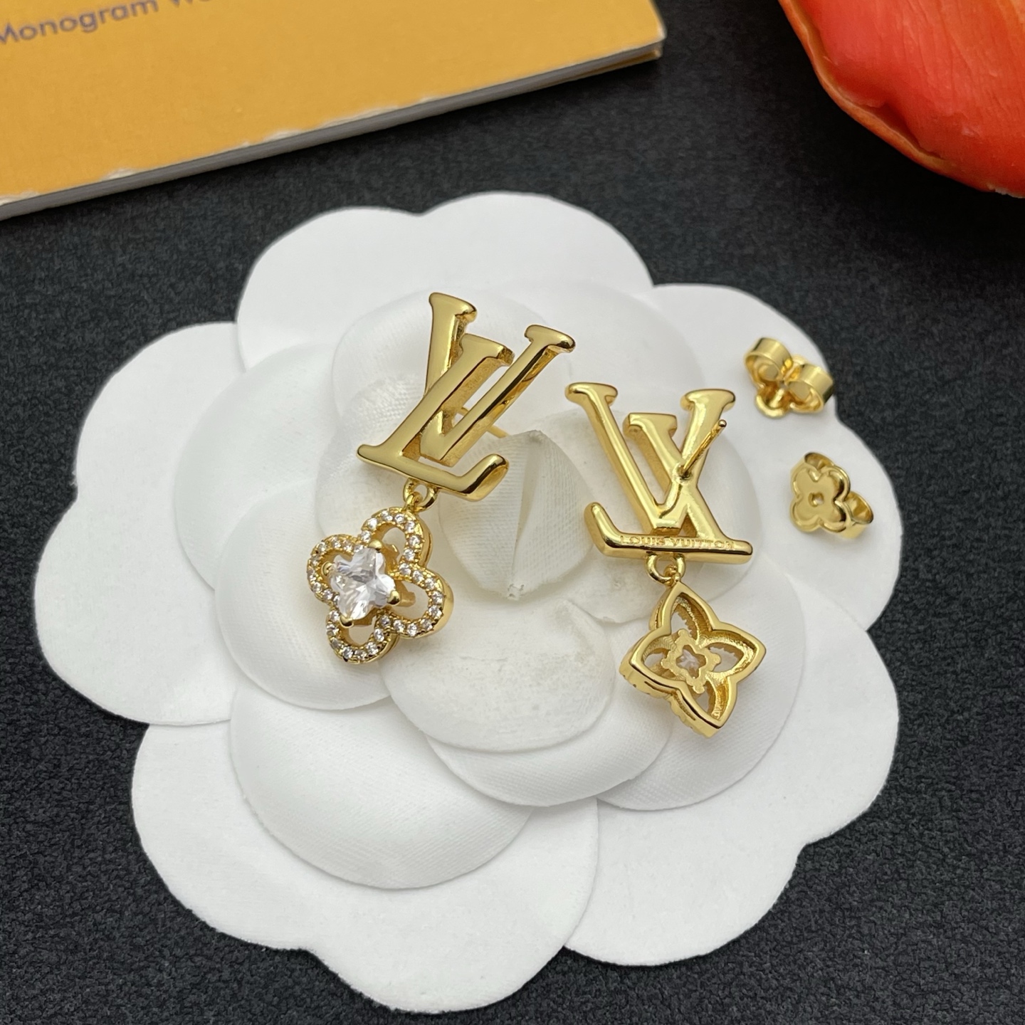 LV金色花形耳環 高仿閃鑽精品吊墜款｜歐美奢侈品精品推薦