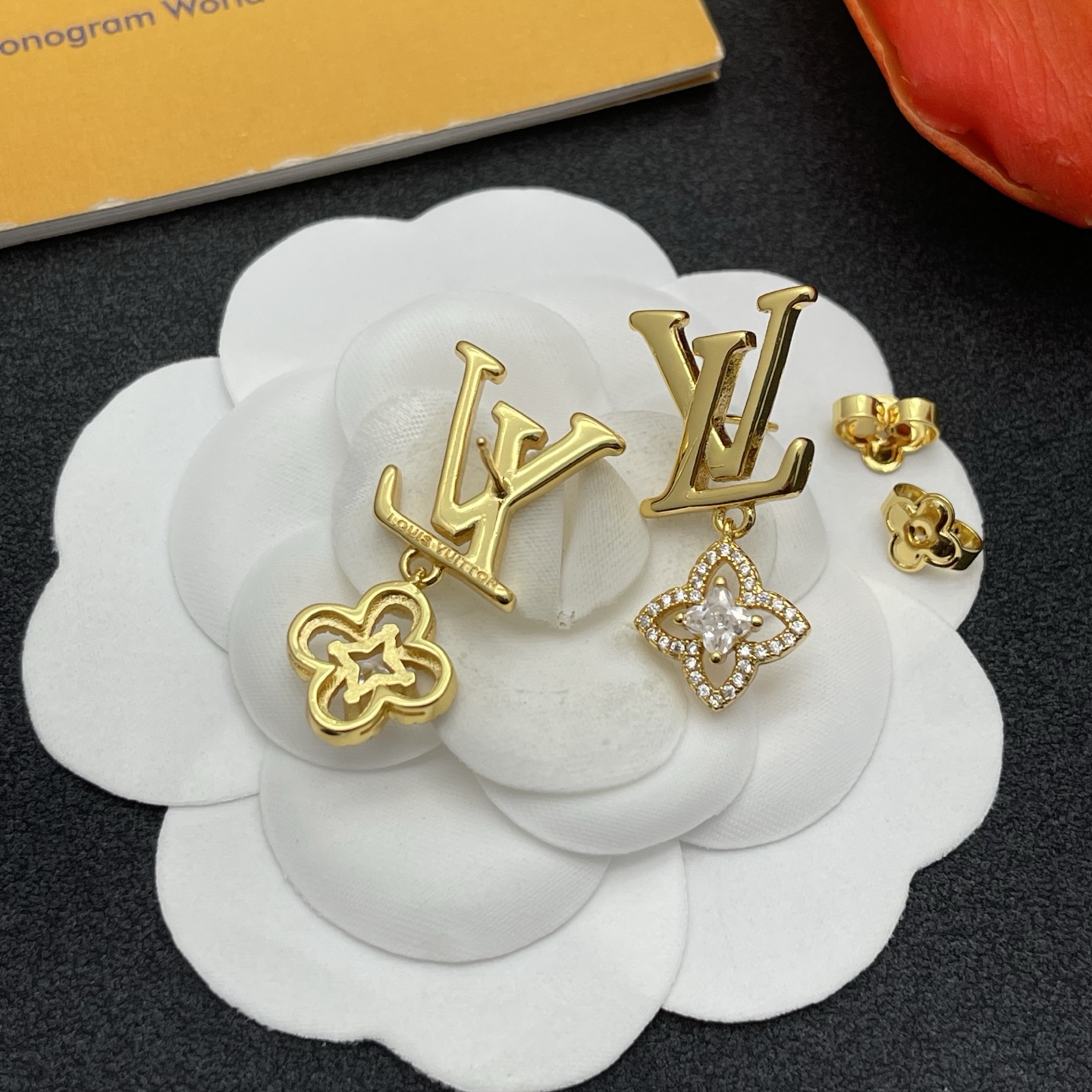 LV金色花形耳環 高仿閃鑽精品吊墜款｜歐美奢侈品精品推薦