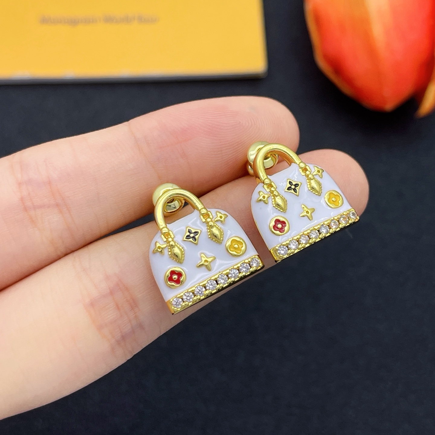 LV白色手袋造型耳環 高仿精品琺瑯鑲鑽設計款｜歐美奢侈品精品推薦