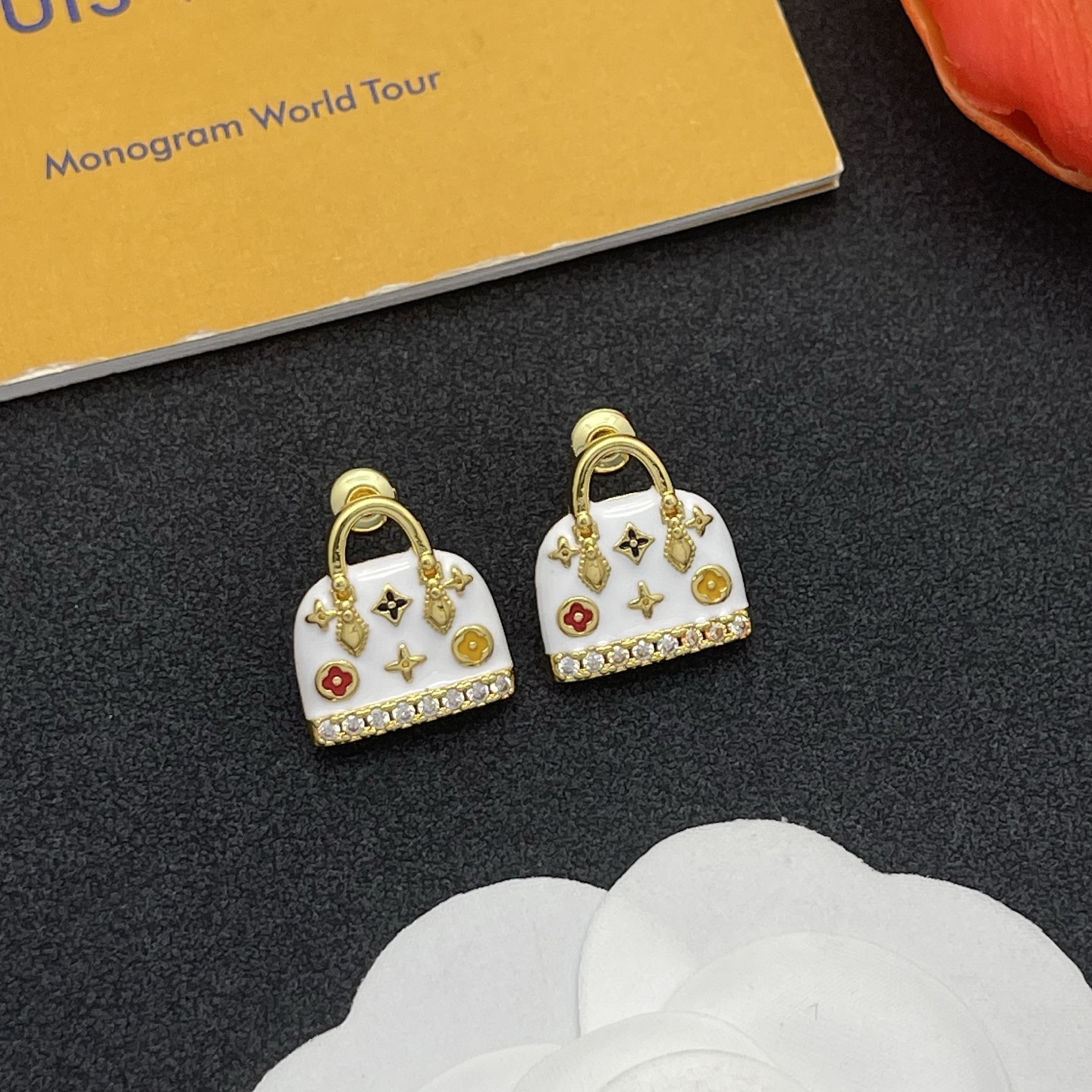 LV白色手袋造型耳環 高仿精品琺瑯鑲鑽設計款｜歐美奢侈品精品推薦
