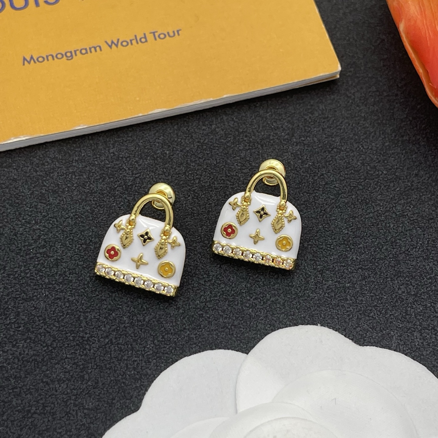 LV白色手袋造型耳環 高仿精品琺瑯鑲鑽設計款｜歐美奢侈品精品推薦