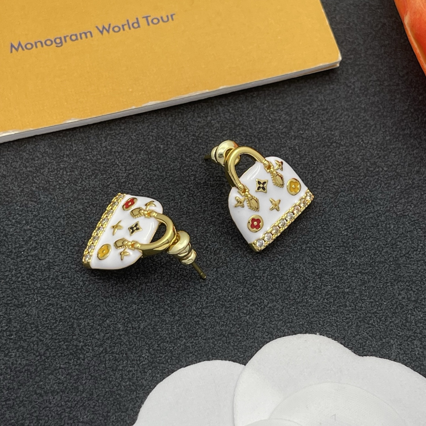 LV白色手袋造型耳環 高仿精品琺瑯鑲鑽設計款｜歐美奢侈品精品推薦