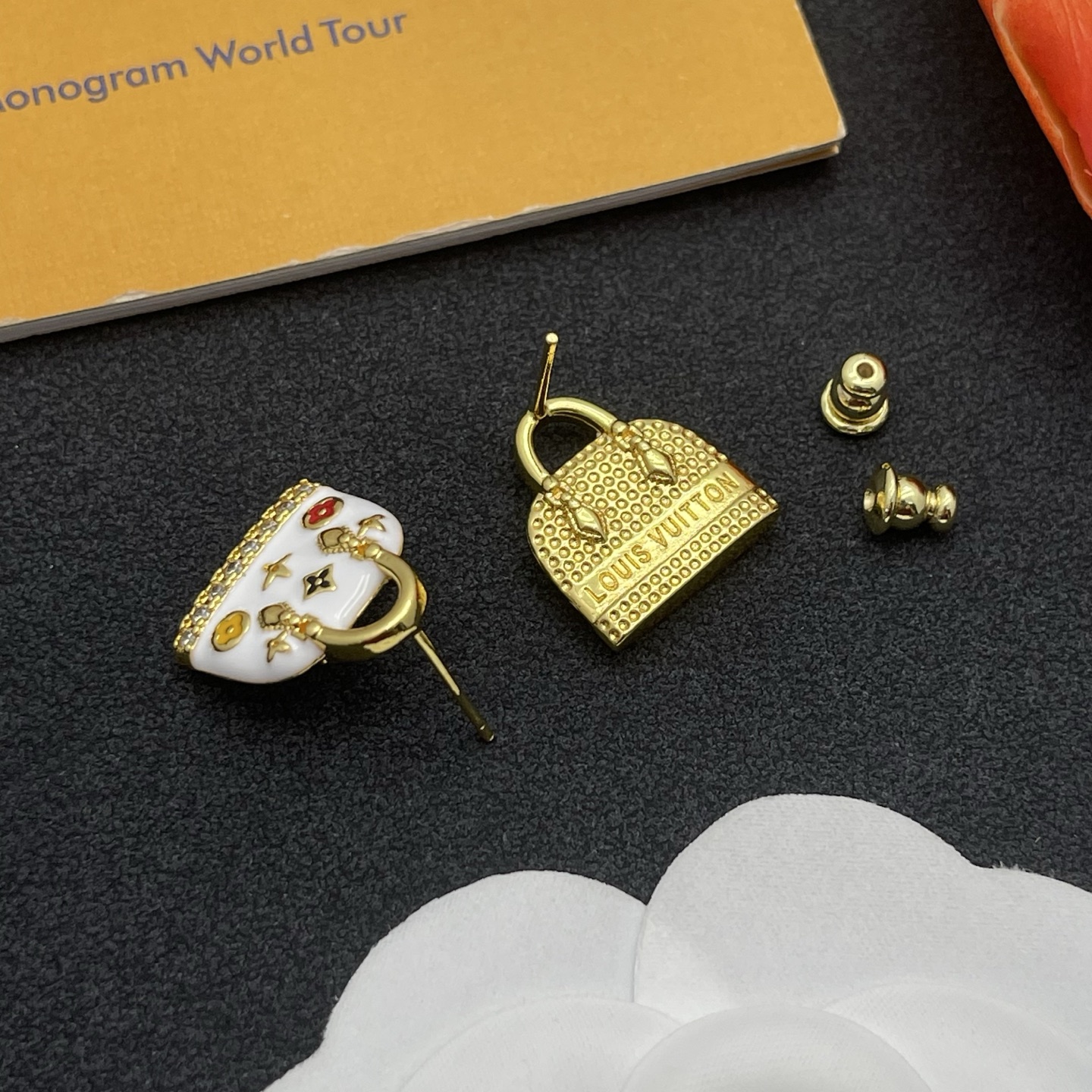 LV白色手袋造型耳環 高仿精品琺瑯鑲鑽設計款｜歐美奢侈品精品推薦