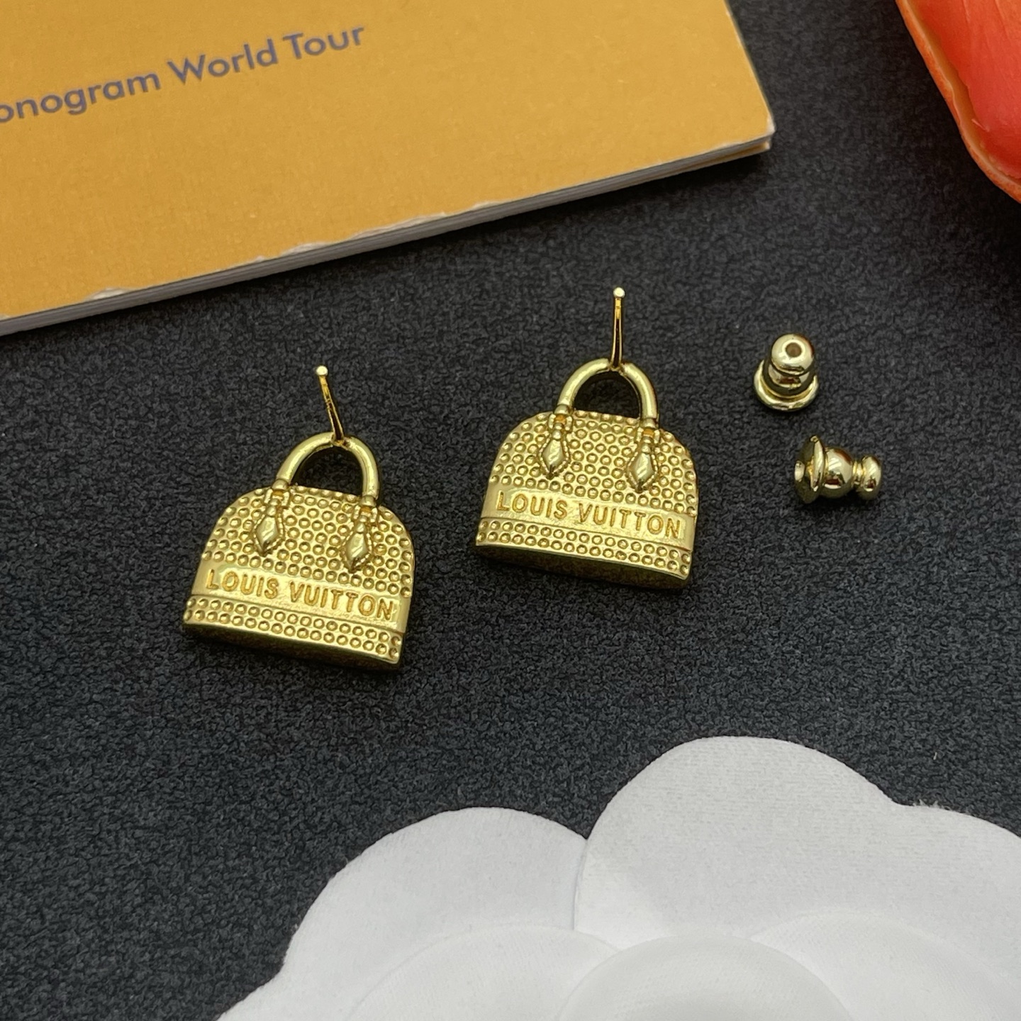 LV白色手袋造型耳環 高仿精品琺瑯鑲鑽設計款｜歐美奢侈品精品推薦