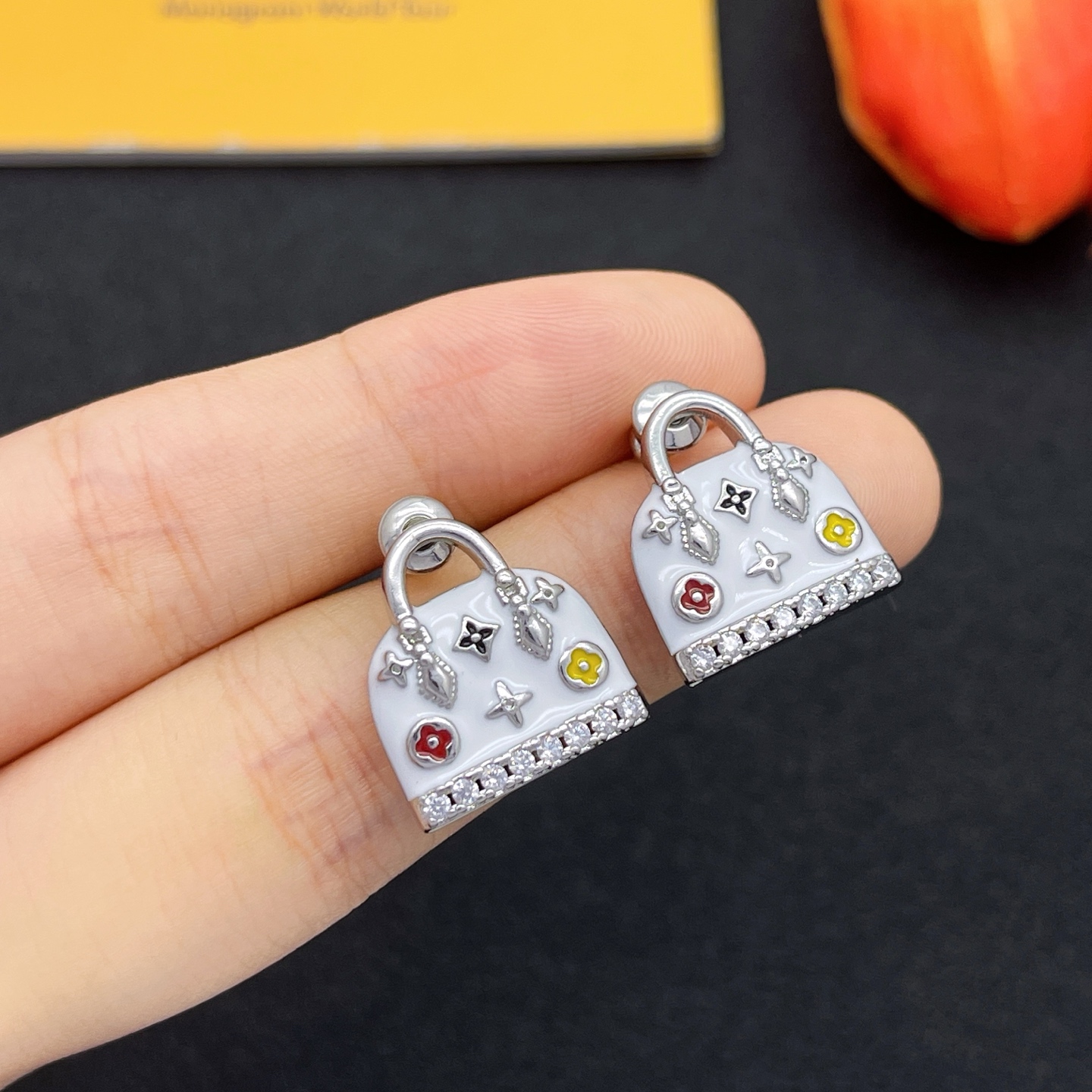 LV白色手袋耳環 一比一精品銀色琺瑯款｜歐美奢侈品精品推薦