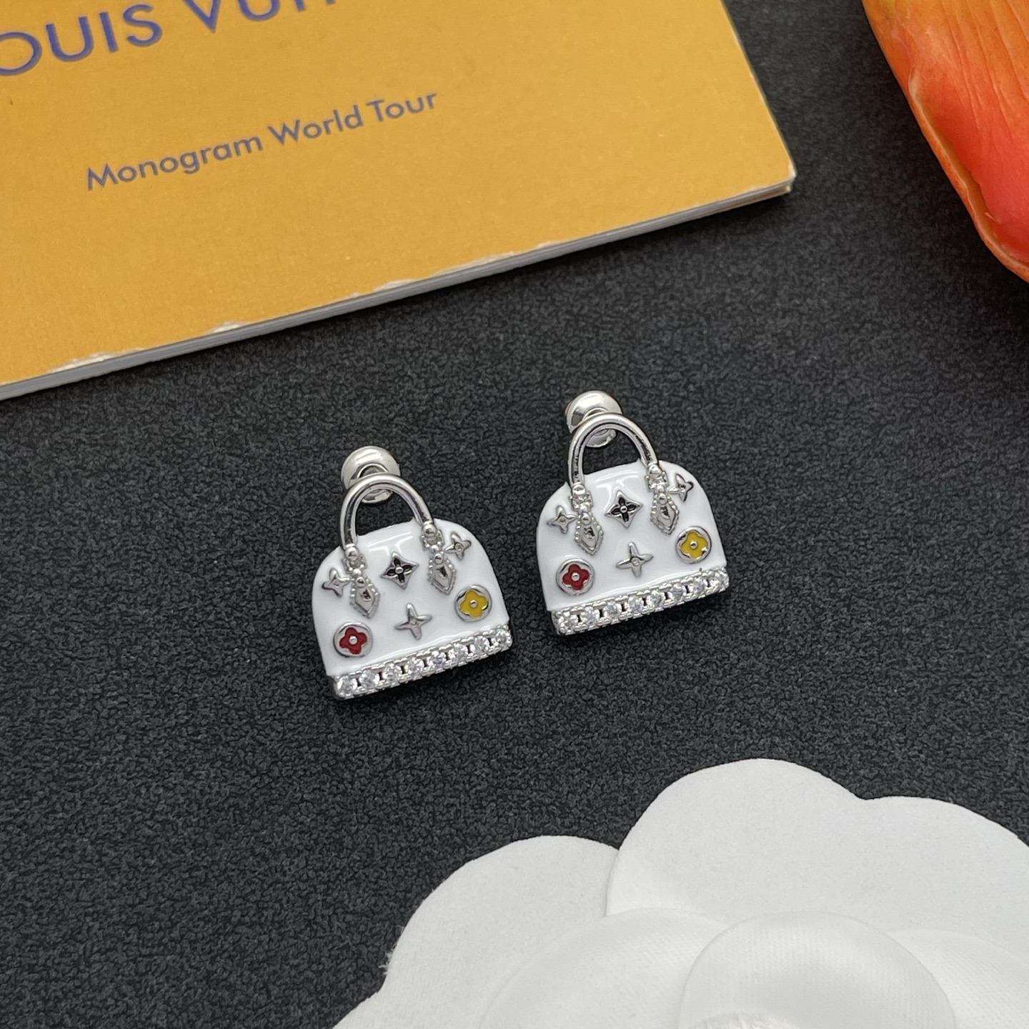 LV白色手袋耳環 一比一精品銀色琺瑯款｜歐美奢侈品精品推薦