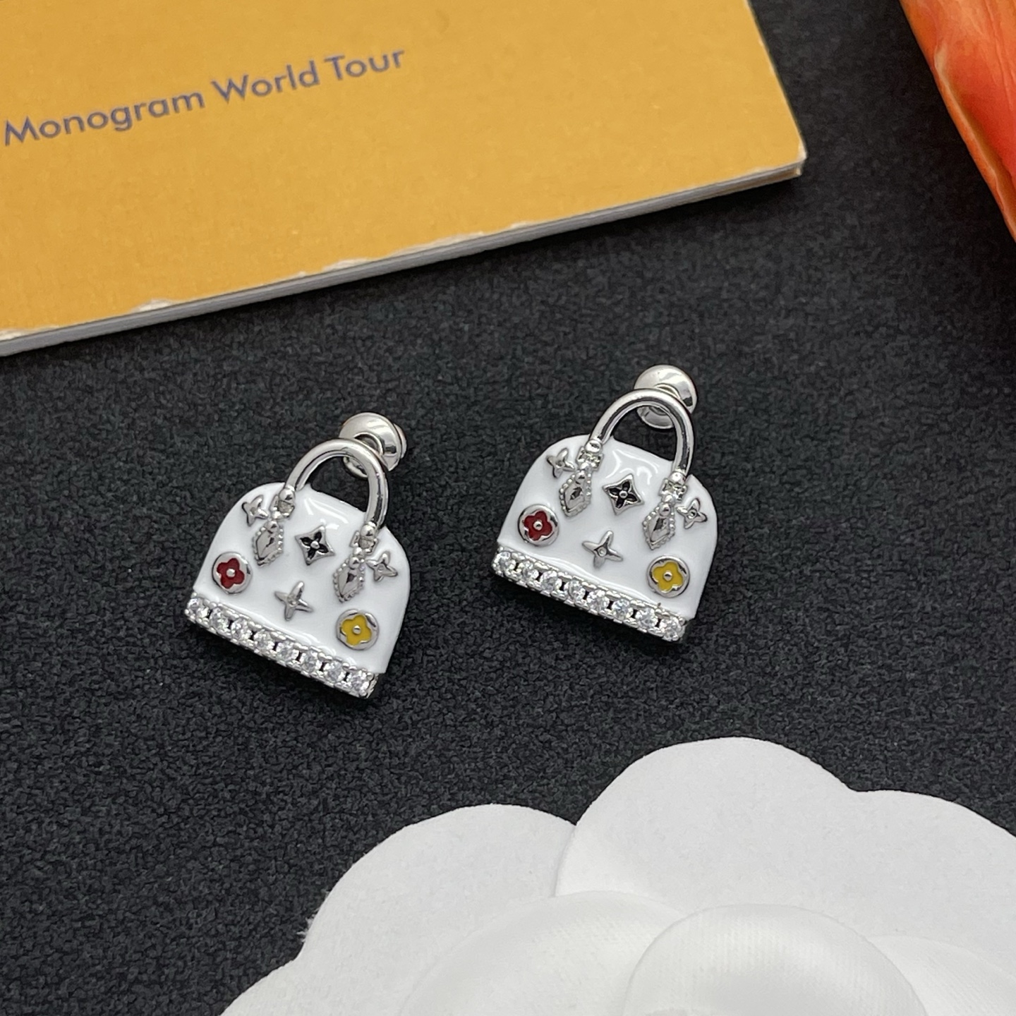 LV白色手袋耳環 一比一精品銀色琺瑯款｜歐美奢侈品精品推薦