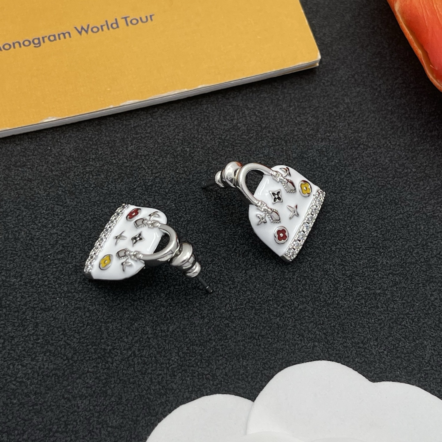 LV白色手袋耳環 一比一精品銀色琺瑯款｜歐美奢侈品精品推薦