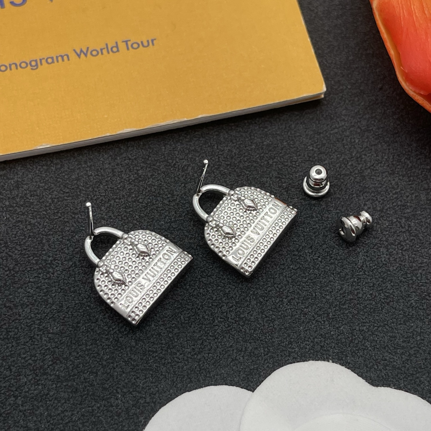 LV白色手袋耳環 一比一精品銀色琺瑯款｜歐美奢侈品精品推薦