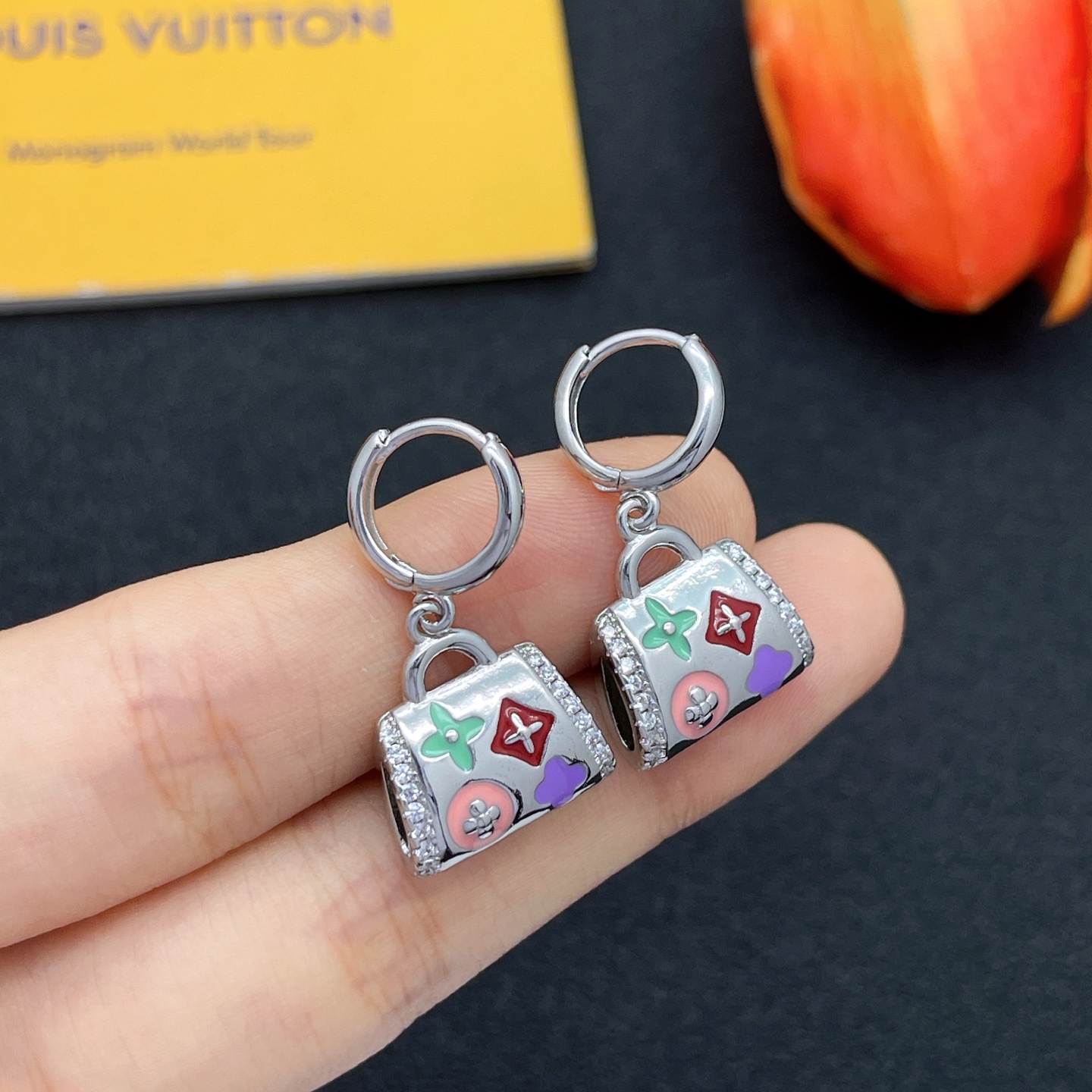 LV彩色手袋耳環 原單銀色琺瑯設計吊墜款｜歐美奢侈品精品推薦