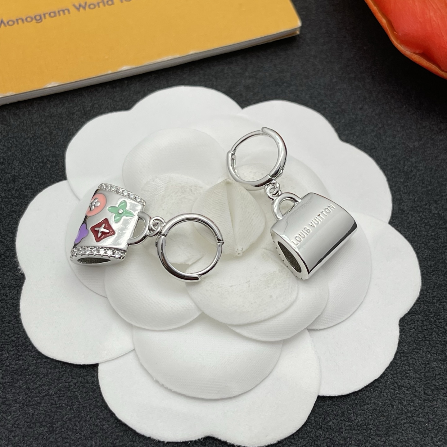 LV彩色手袋耳環 原單銀色琺瑯設計吊墜款｜歐美奢侈品精品推薦