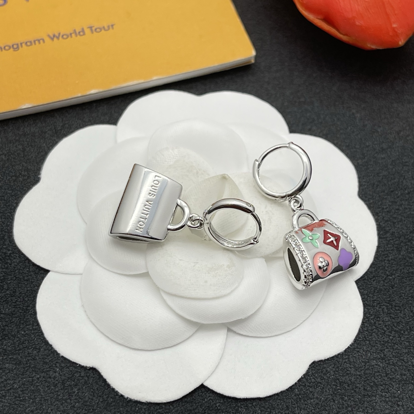 LV彩色手袋耳環 原單銀色琺瑯設計吊墜款｜歐美奢侈品精品推薦