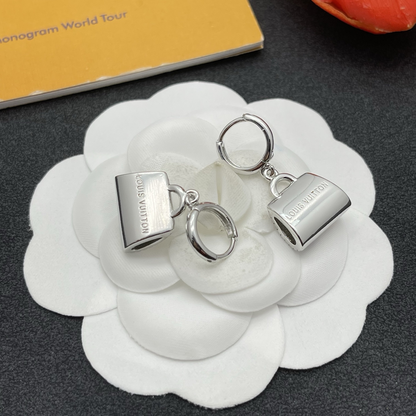 LV彩色手袋耳環 原單銀色琺瑯設計吊墜款｜歐美奢侈品精品推薦