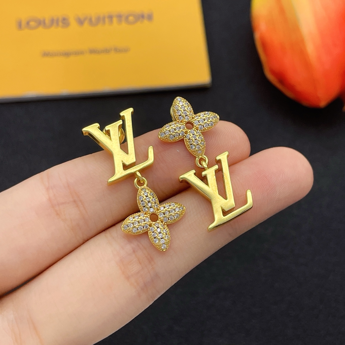 LV經典花形吊墜耳環 高仿精品鑲鑽設計款|超A仿原單精品圖片 2 LV經典花形吊墜耳環 高仿精品鑲鑽設計款|歐美奢侈品精品推薦