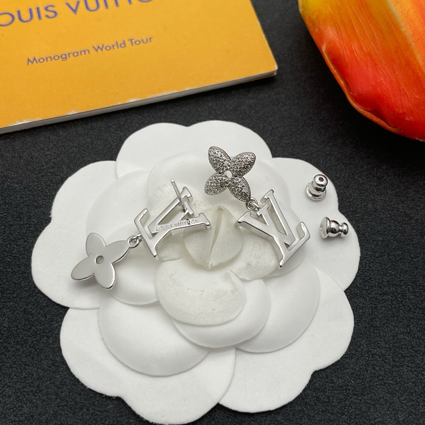 LV銀色花形吊墜耳環 一比一精品設計款｜歐美奢侈品精品推薦