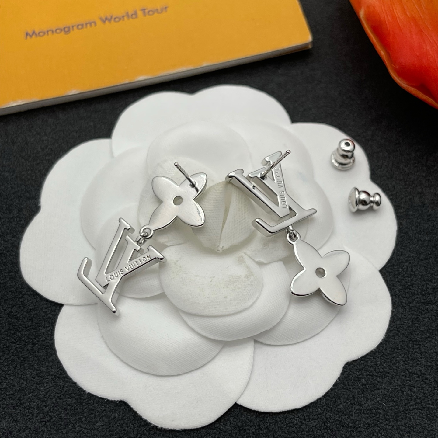 LV銀色花形吊墜耳環 一比一精品設計款｜歐美奢侈品精品推薦