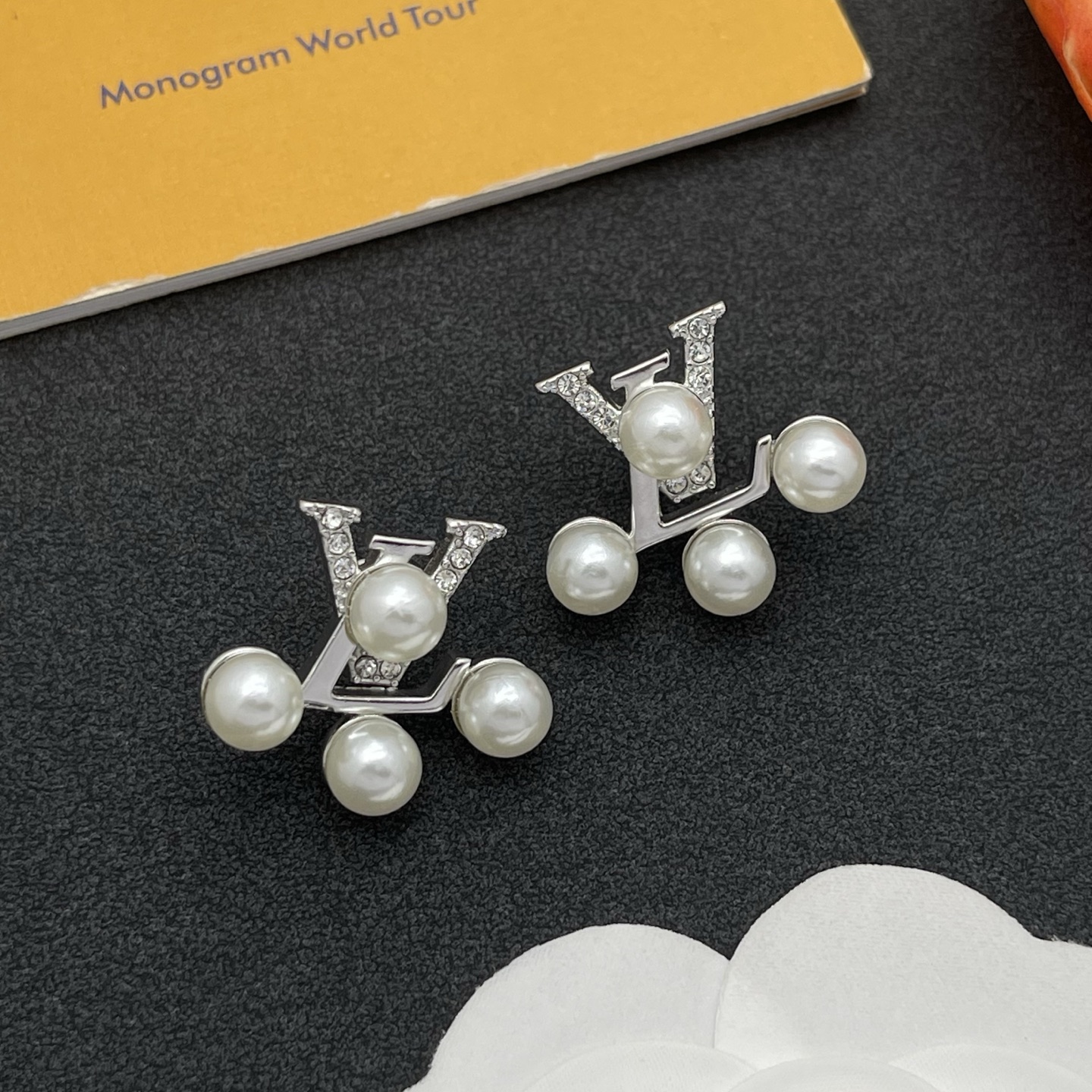 LV珍珠耳環 原單銀色鑲鑽設計款|超A仿原單精品圖片 11 LV珍珠耳環 原單銀色鑲鑽設計款|歐美奢侈品精品推薦