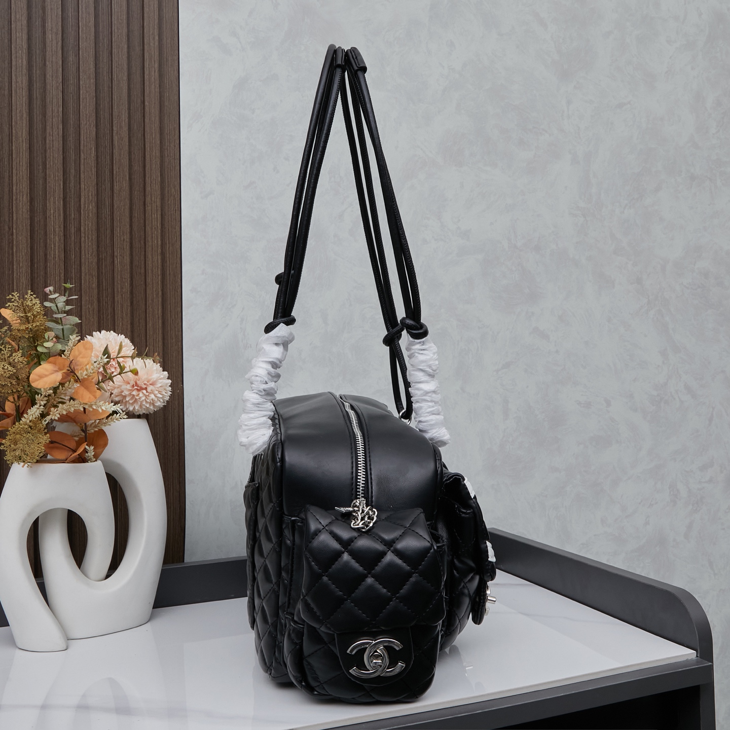 Chanel 高仿 女款黑色立體Logo多口袋單肩包 氣場滿分百搭款｜歐美奢侈品精品推薦