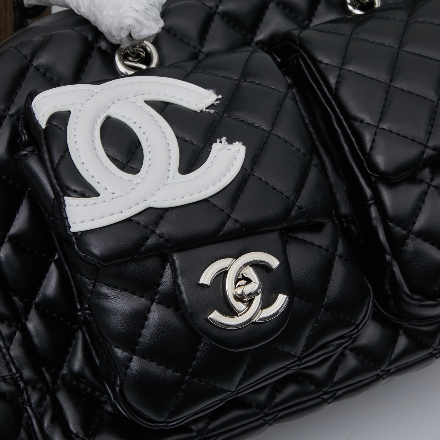 Chanel 高仿 女款黑色立體Logo多口袋單肩包 氣場滿分百搭款｜歐美奢侈品精品推薦