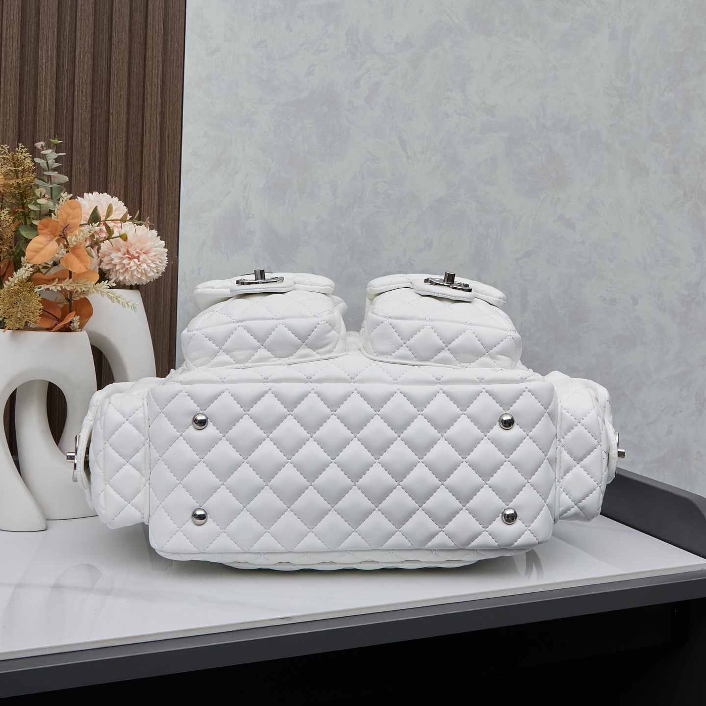 Chanel 高仿 白色經典菱格多口袋肩背包 極簡高級風2025必收｜歐美奢侈品精品推薦