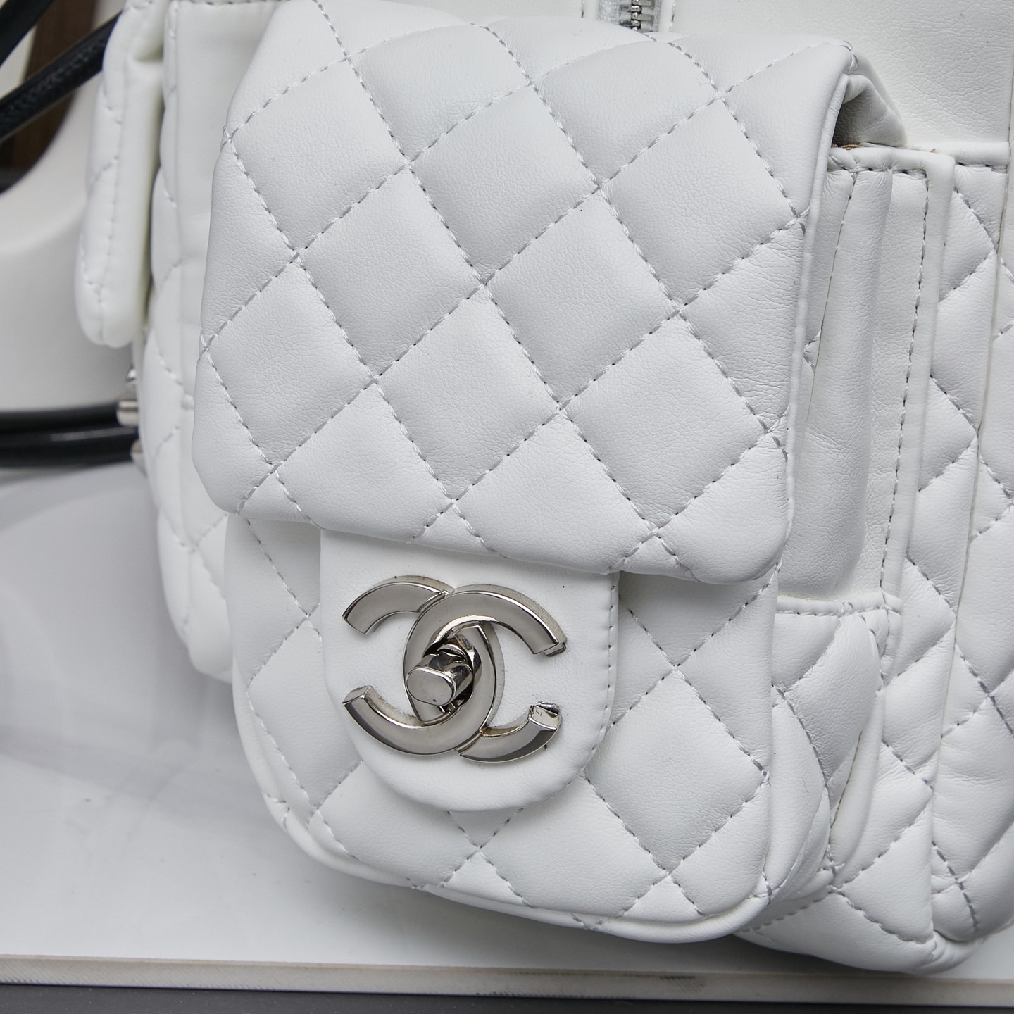 Chanel 高仿 白色經典菱格多口袋肩背包 極簡高級風2025必收｜歐美奢侈品精品推薦