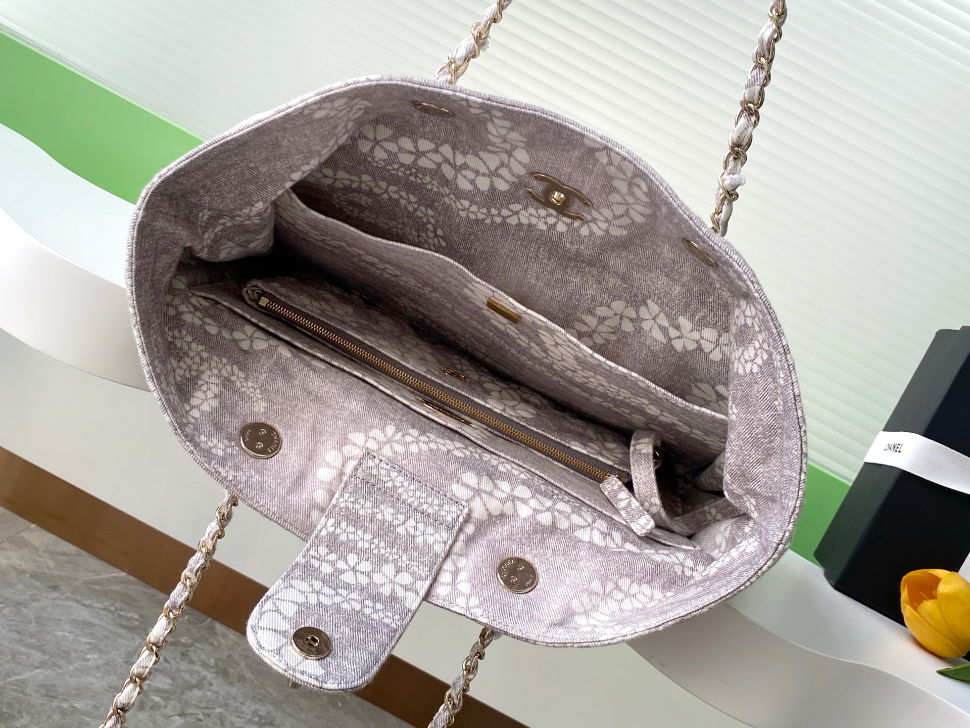 CHANEL 高仿女士灰色托特包 花紋造型氣質百搭 大容量通勤托特設計感款｜歐美奢侈品精品推薦