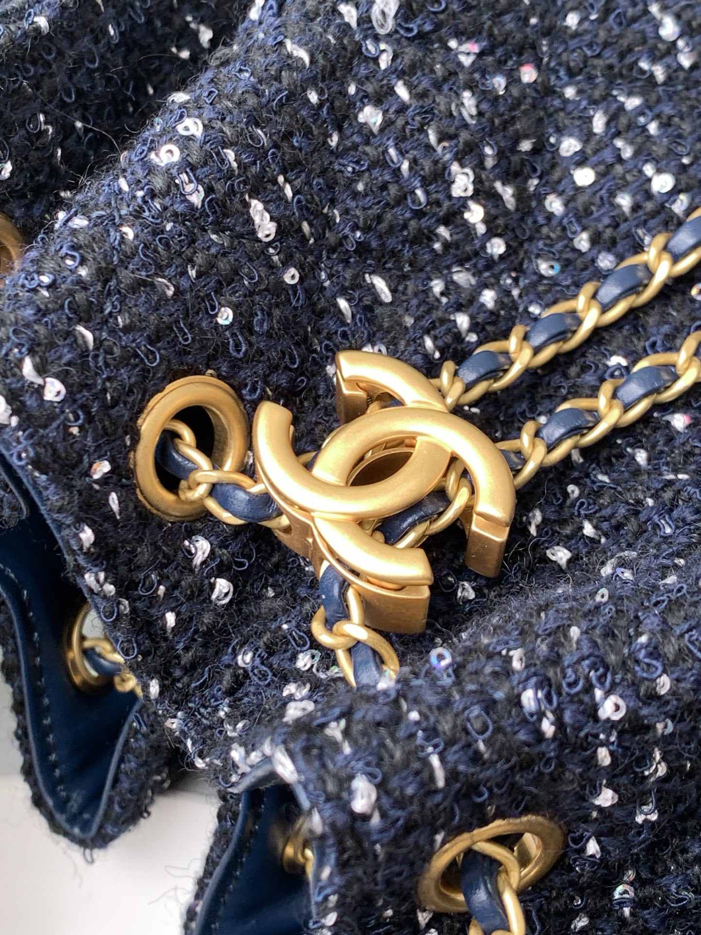 CHANEL 高仿女士粗花呢束口包 深藍金鏈款 休閒輕奢百搭設計｜歐美奢侈品精品推薦