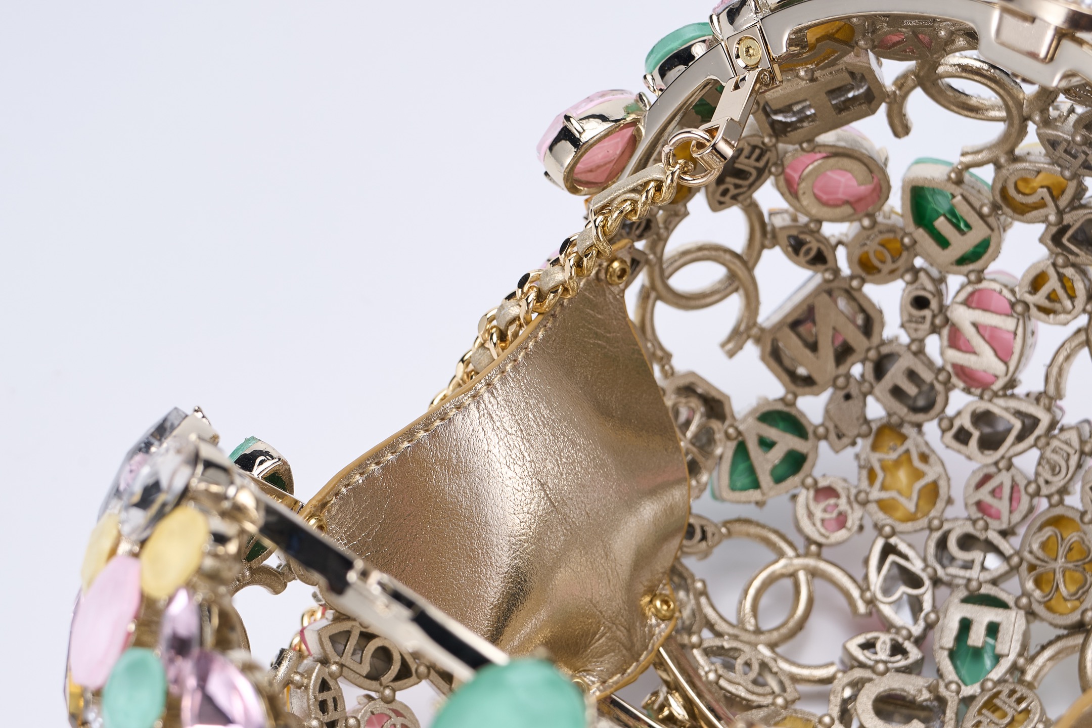 CHANEL 一比一精品珠寶球造型肩背包 女士限定創意款 亮彩璀璨｜歐美奢侈品精品推薦