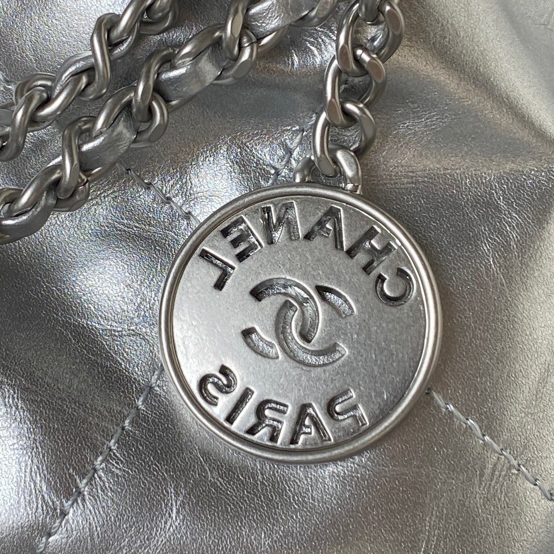 CHANEL 一比一亮銀束口包 女士金屬光澤鏈條款 時尚聚會亮眼單品｜歐美奢侈品精品推薦