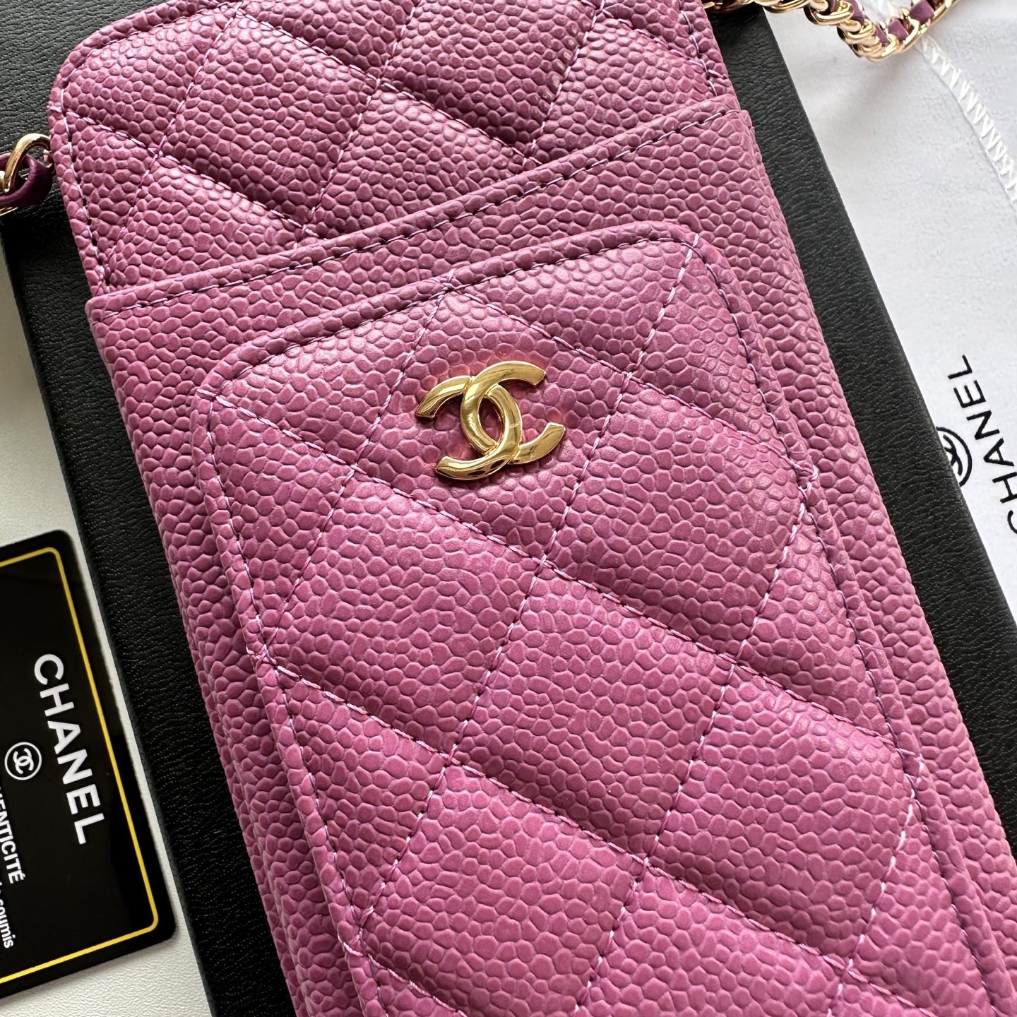 CHANEL 高仿女士菱格紋手機斜背包 粉色金鍊 氣質小包設計｜歐美奢侈品精品推薦