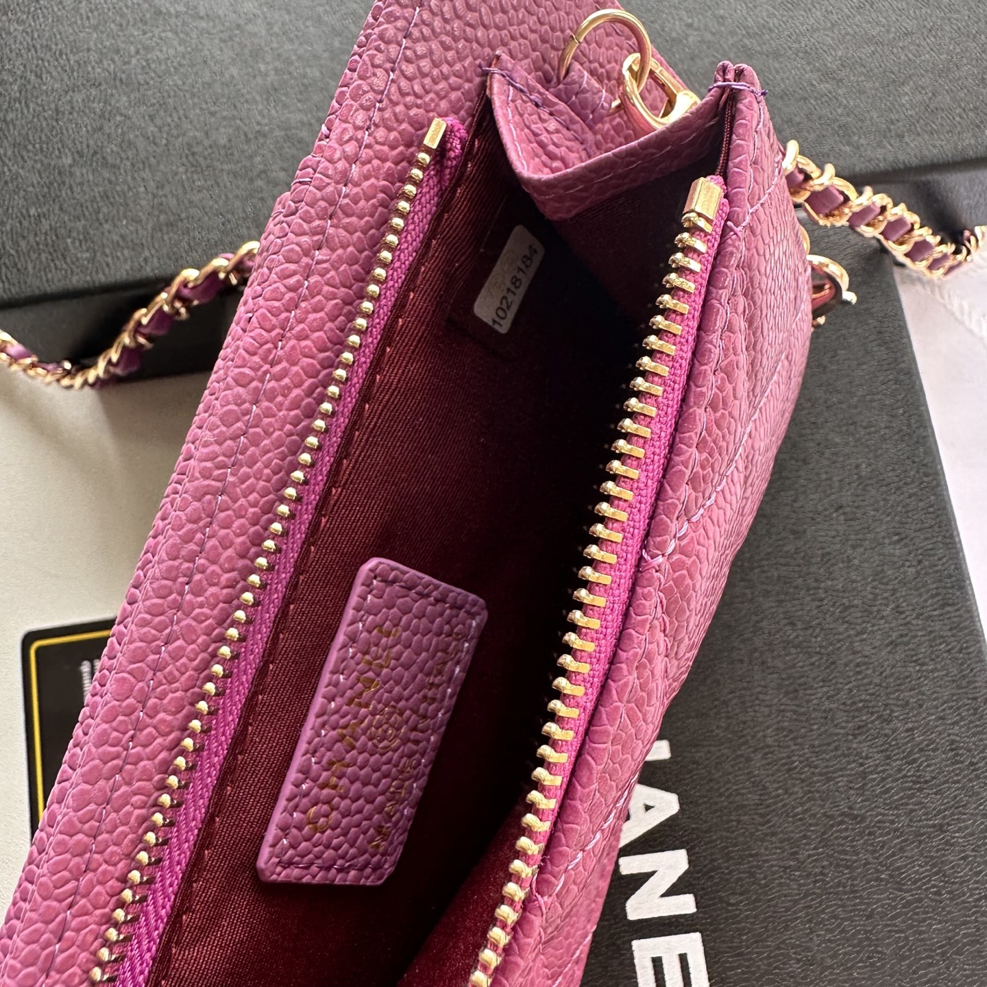 CHANEL 高仿女士菱格紋手機斜背包 粉色金鍊 氣質小包設計｜歐美奢侈品精品推薦
