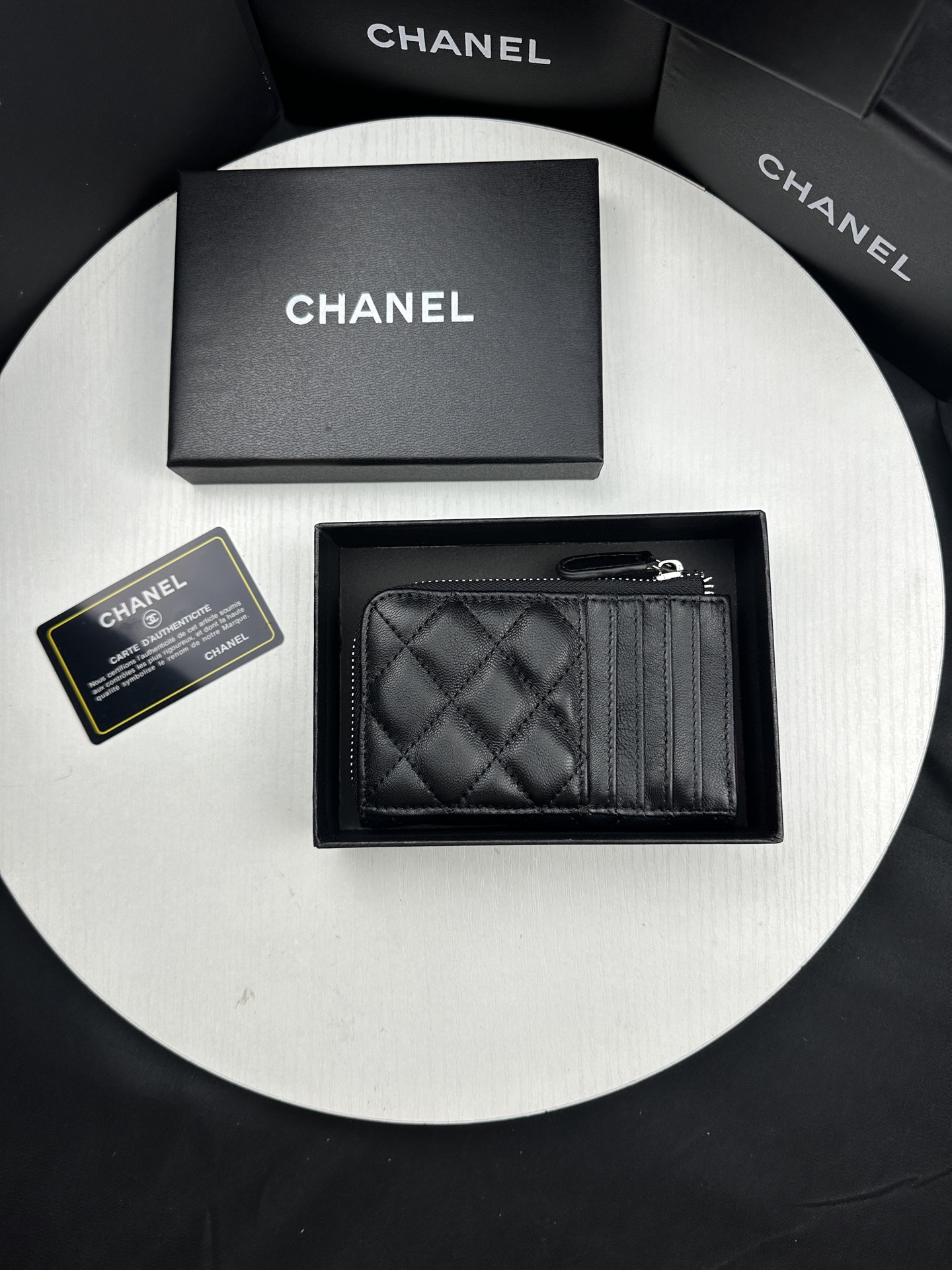CHANEL 精品仿製黑色卡夾 簡約菱格紋 銀色Logo 拉鍊設計｜歐美奢侈品精品推薦