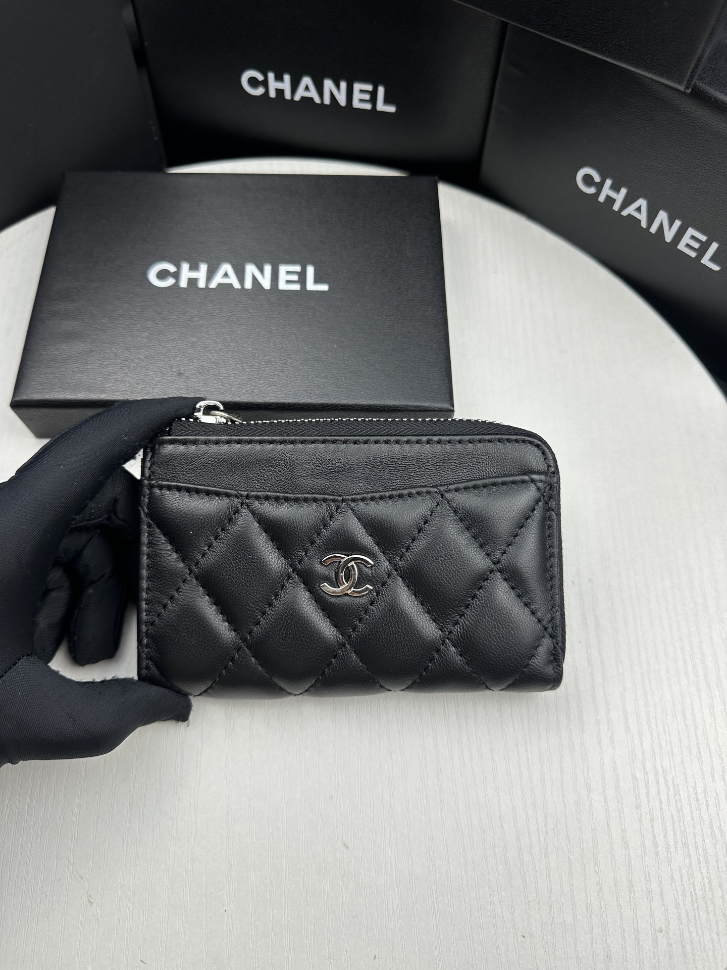 CHANEL 精品仿製黑色卡夾 簡約菱格紋 銀色Logo 拉鍊設計｜歐美奢侈品精品推薦