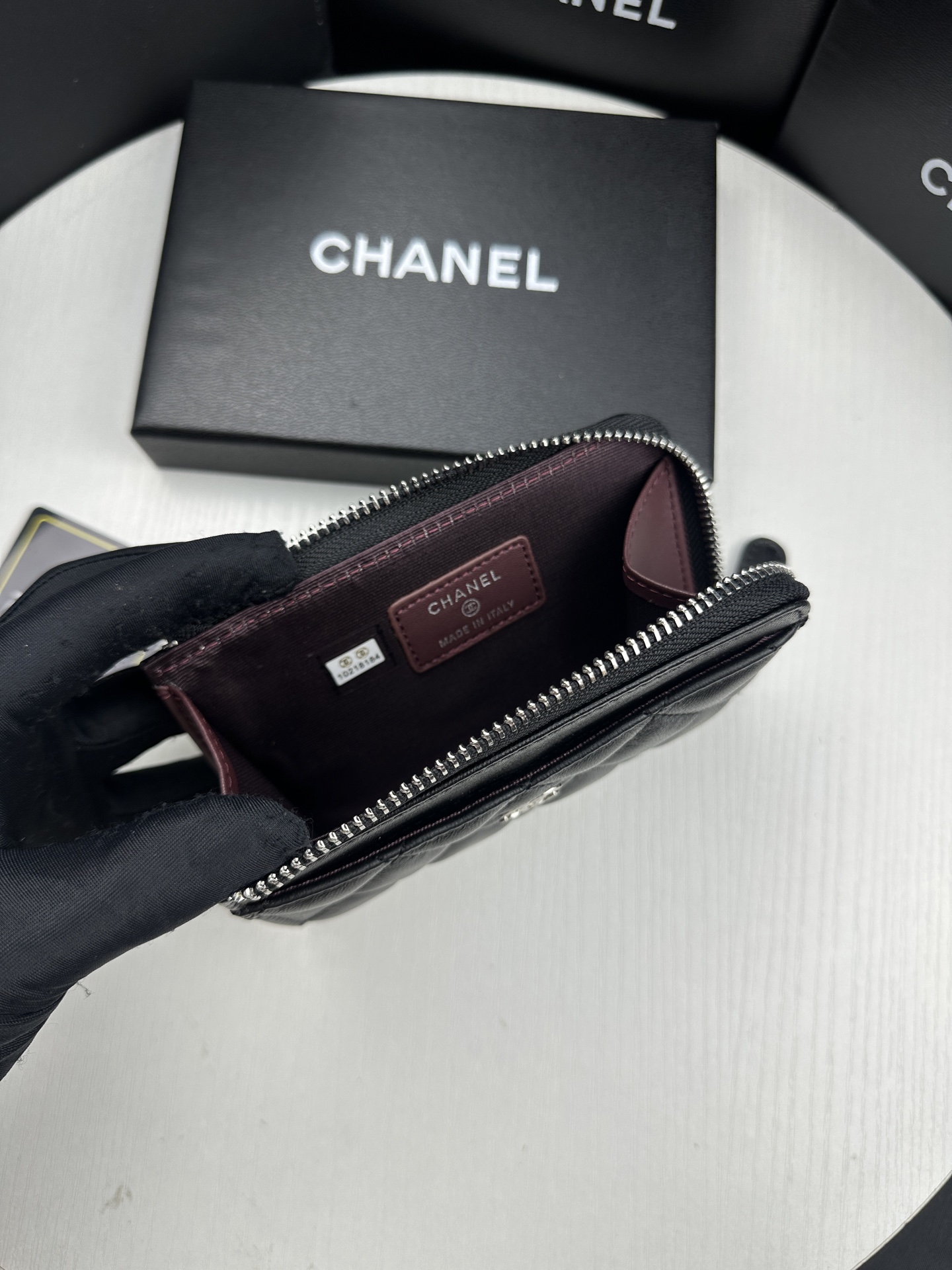 CHANEL 精品仿製黑色卡夾 簡約菱格紋 銀色Logo 拉鍊設計｜歐美奢侈品精品推薦