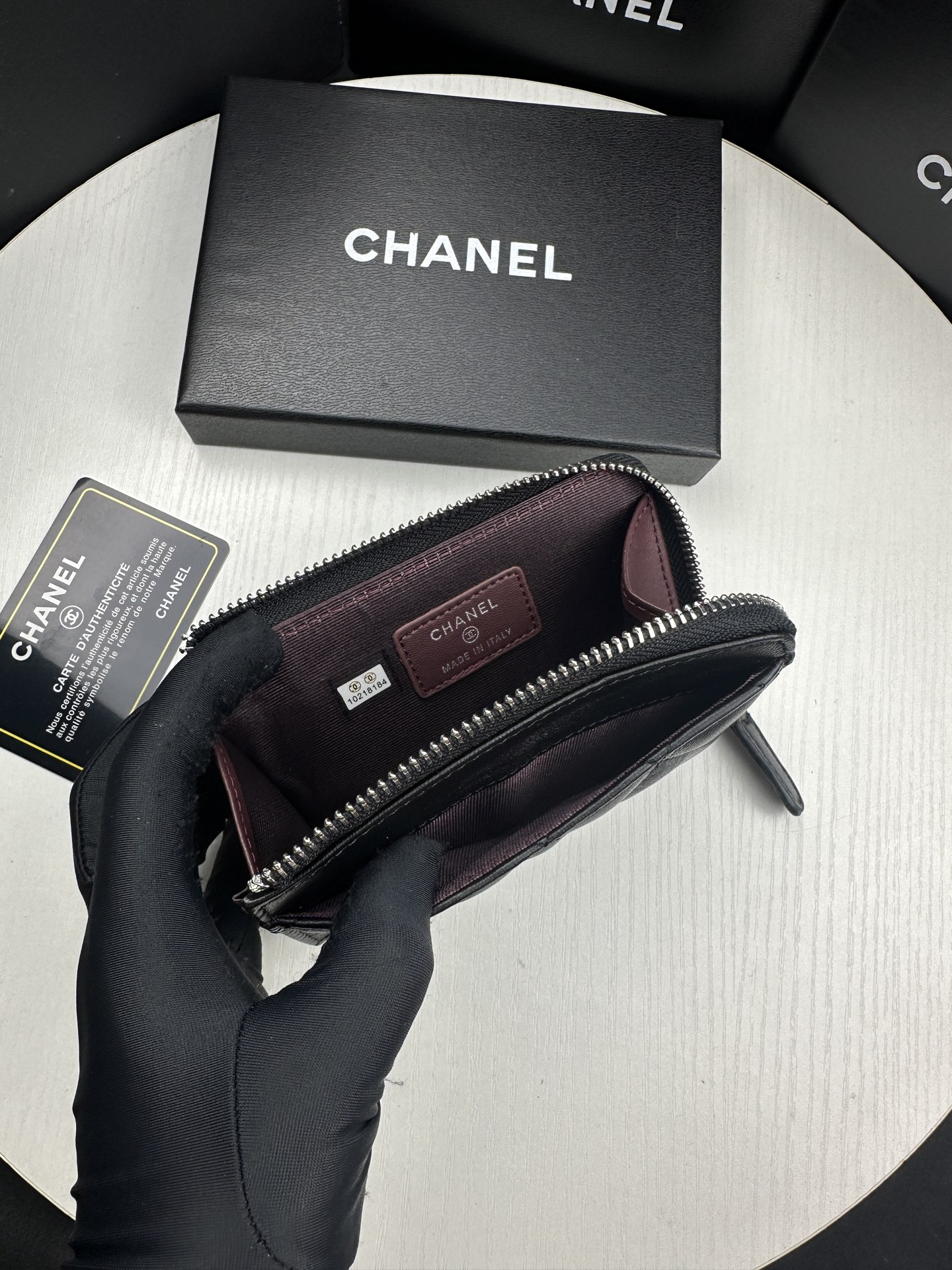 CHANEL 精品仿製黑色卡夾 簡約菱格紋 銀色Logo 拉鍊設計｜歐美奢侈品精品推薦