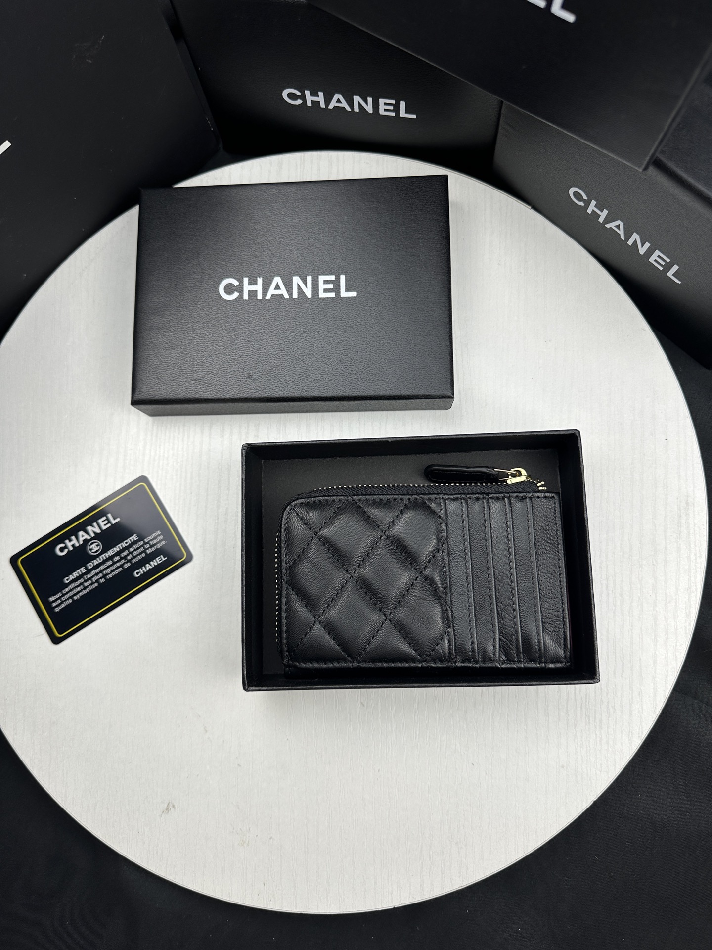 CHANEL A貨黑色卡包 拉鍊款式 金色LOGO設計 經典百搭精品感｜歐美奢侈品精品推薦