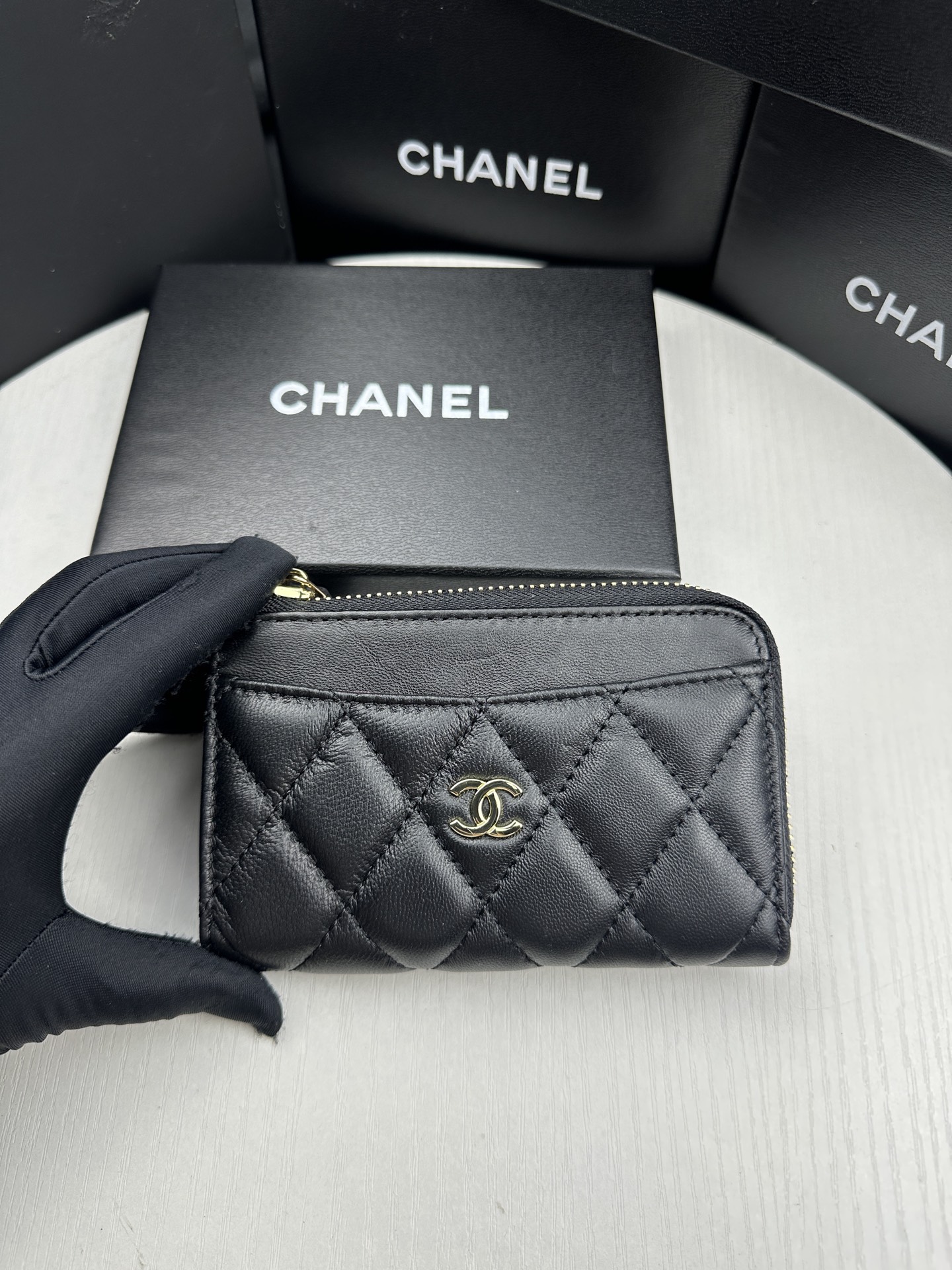 CHANEL A貨黑色卡包 拉鍊款式 金色LOGO設計 經典百搭精品感｜歐美奢侈品精品推薦
