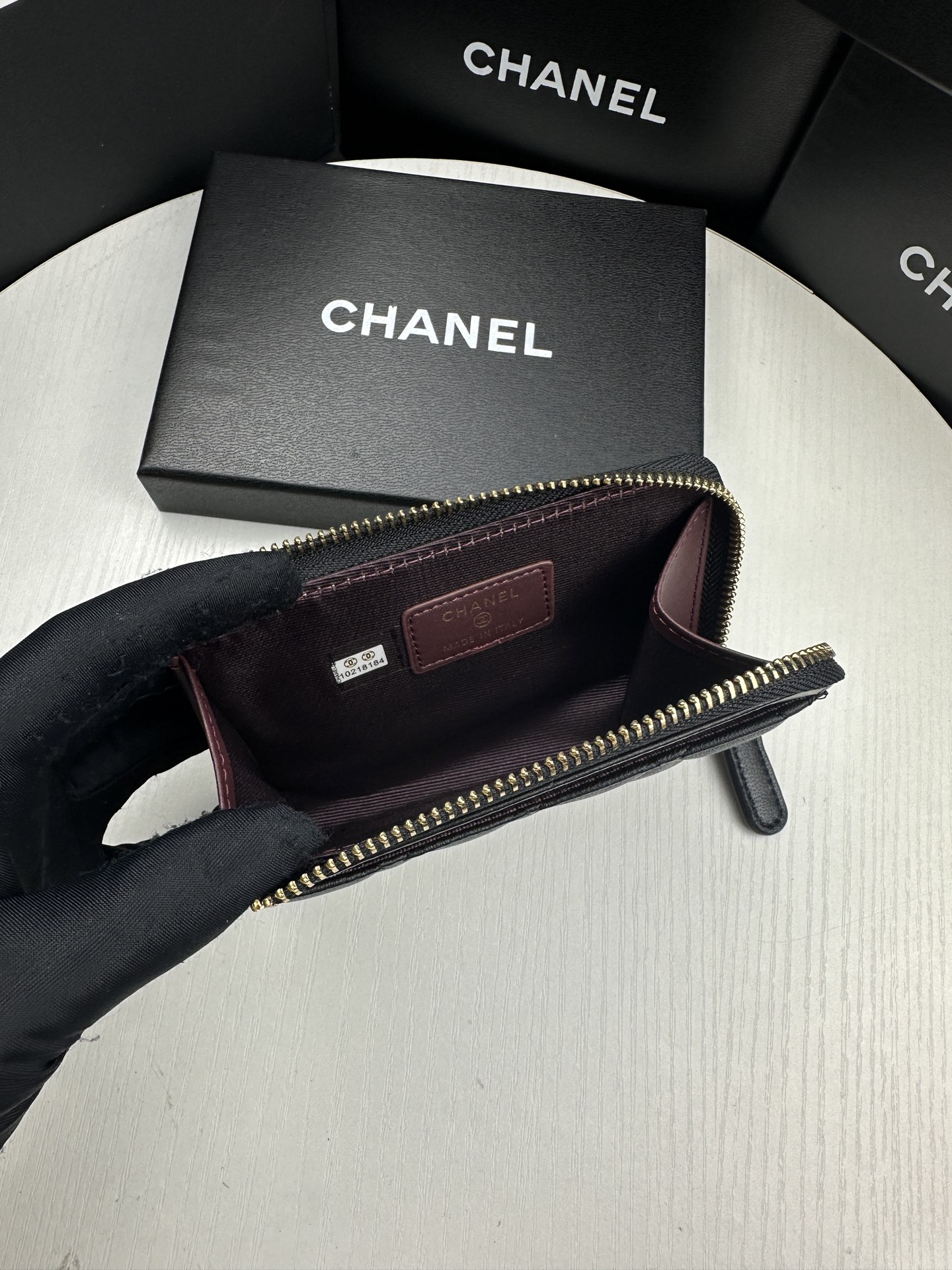 CHANEL A貨黑色卡包 拉鍊款式 金色LOGO設計 經典百搭精品感｜歐美奢侈品精品推薦