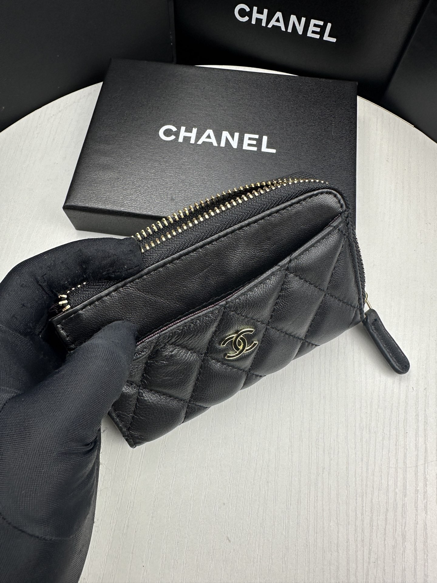 CHANEL A貨黑色卡包 拉鍊款式 金色LOGO設計 經典百搭精品感｜歐美奢侈品精品推薦