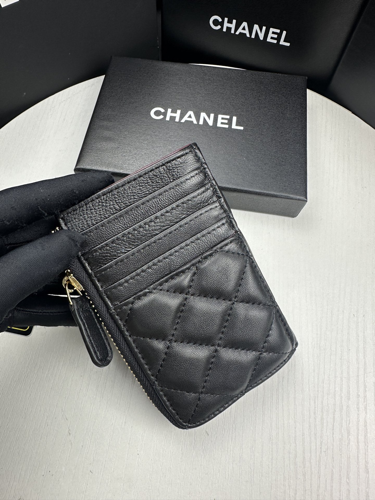 CHANEL A貨黑色卡包 拉鍊款式 金色LOGO設計 經典百搭精品感｜歐美奢侈品精品推薦