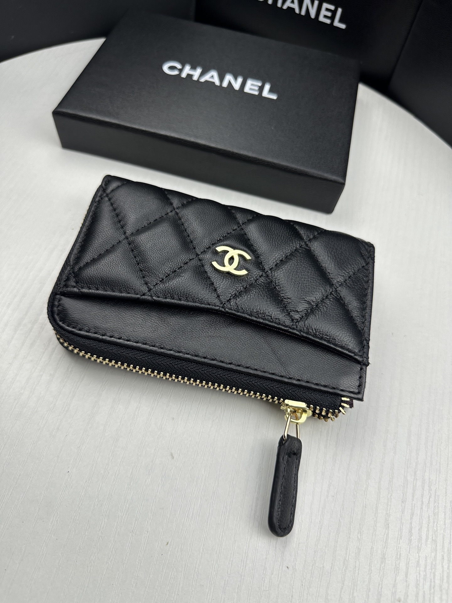 CHANEL A貨黑色卡包 拉鍊款式 金色LOGO設計 經典百搭精品感｜歐美奢侈品精品推薦