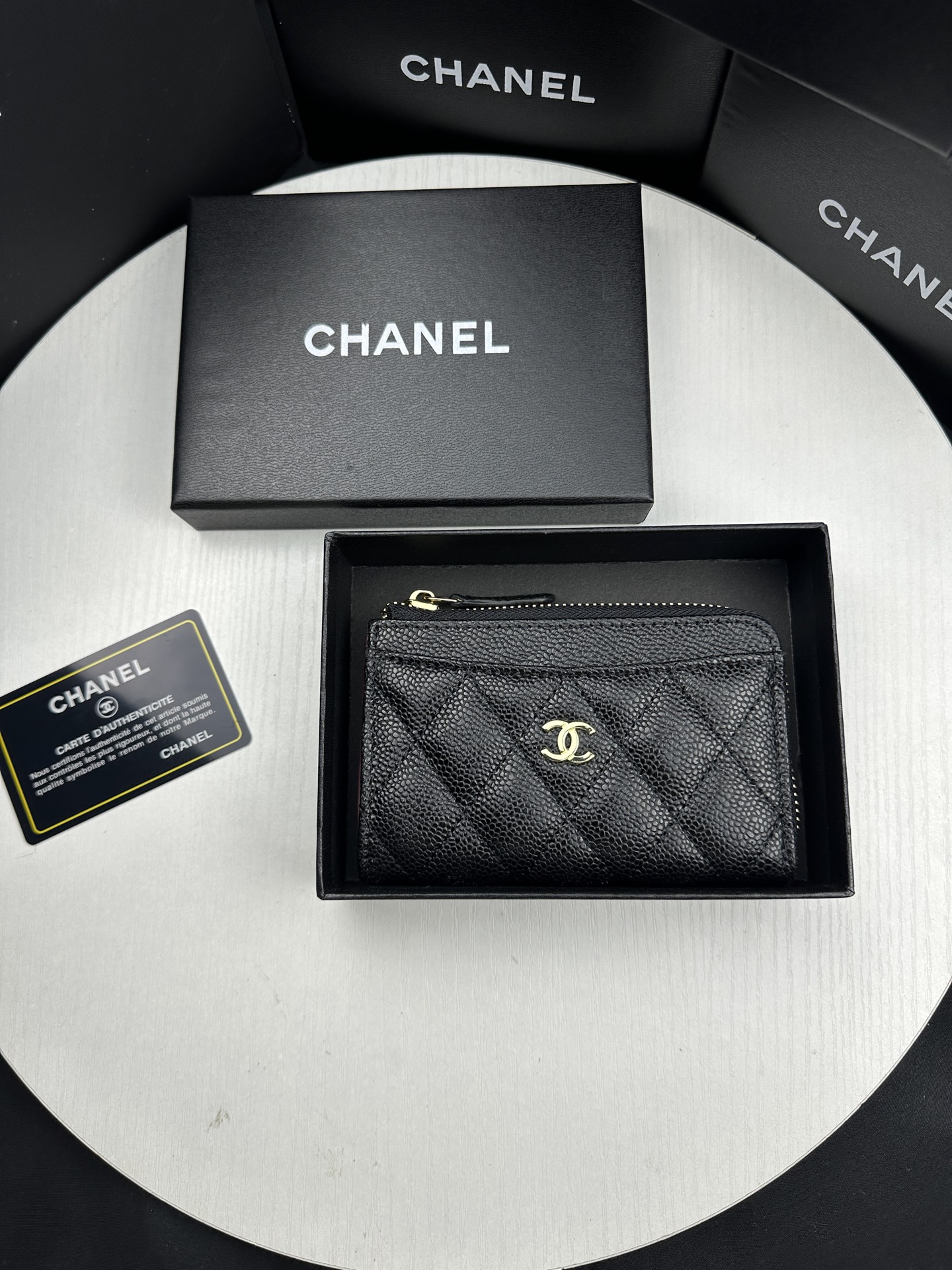 CHANEL 高仿黑色卡夾 荔枝皮金LOGO款 百搭輕巧設計｜歐美奢侈品精品推薦